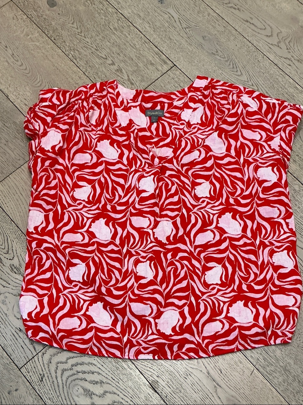 Woman’s Style & Co. red/white pull over crinkle cotton top. Large. V neck. Soft!